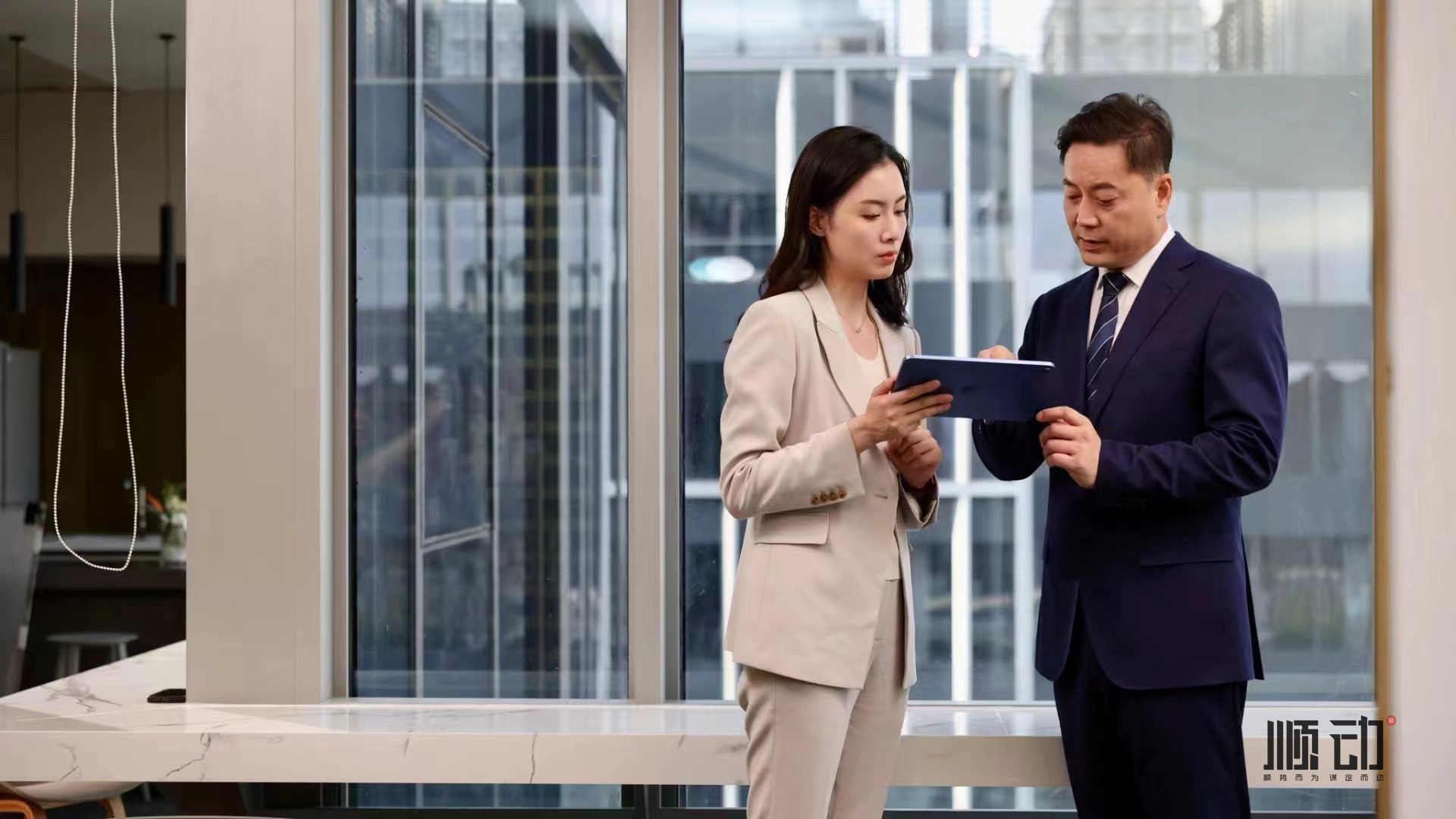 順動廣告為金融企業(yè)匯正財(cái)經(jīng)拍攝宣傳片