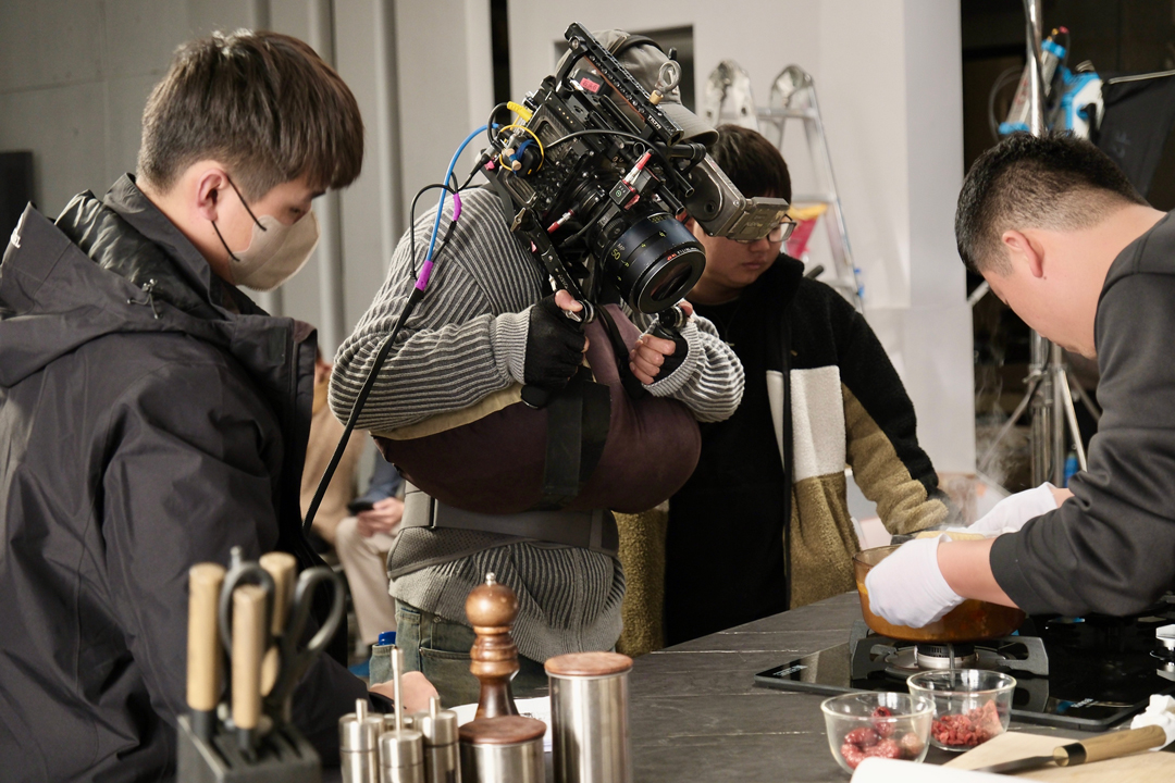 十二月依舊忙碌，廚電廣告拍攝進(jìn)行中